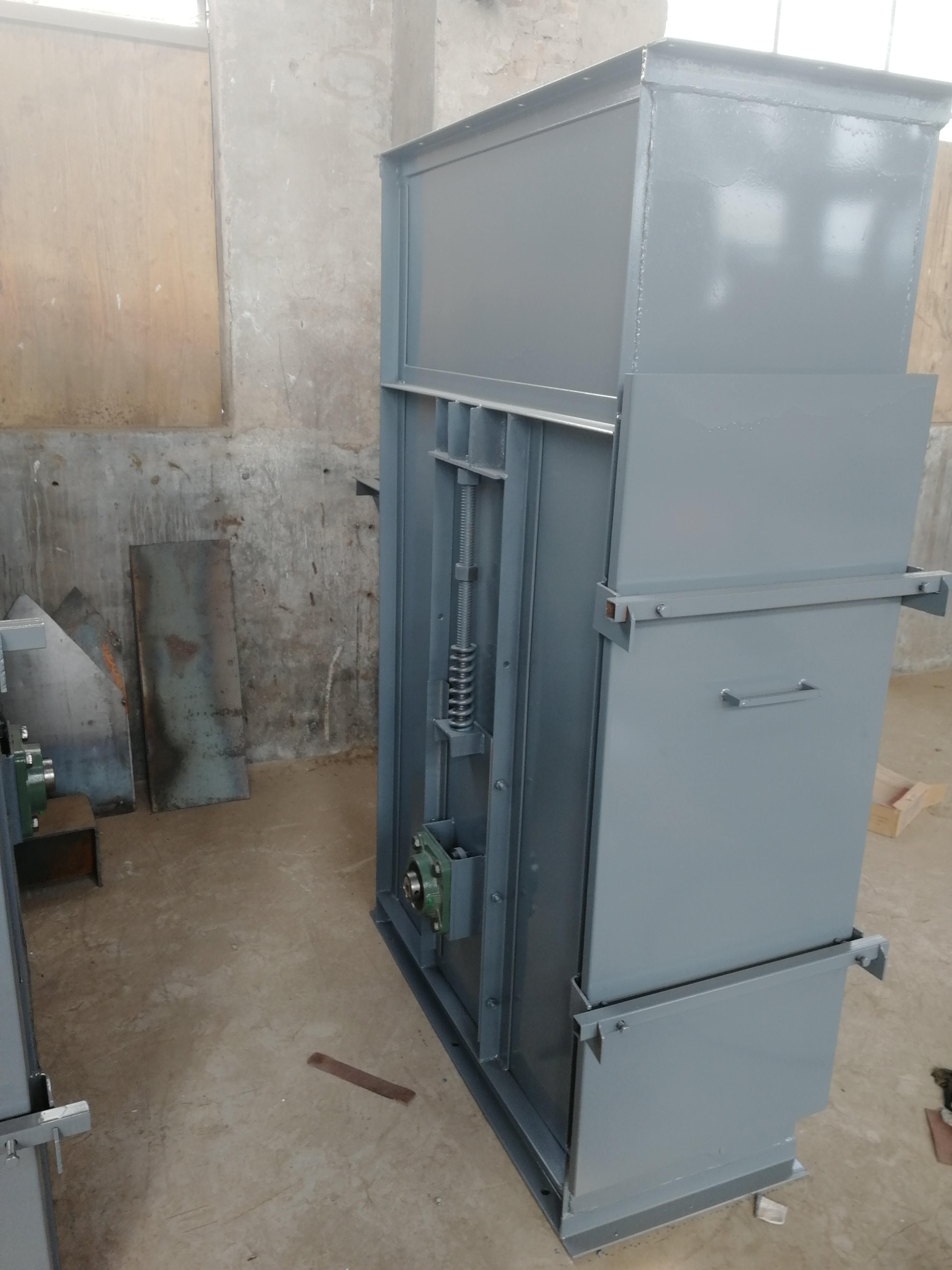 斗式提升機頭尾輪嚴(yán)重磨損的原因是什么?(斗式提升機的各部分名稱)